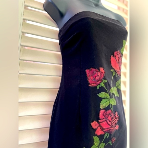 Elegant black strapless dress with red roses trim - Picture 2 of 10